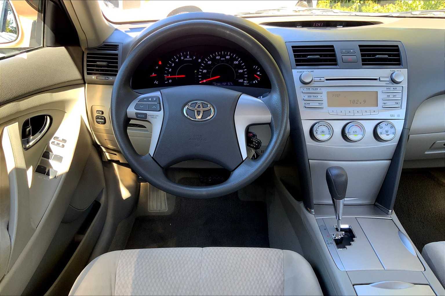 2010 Toyota Camry LE photo 5