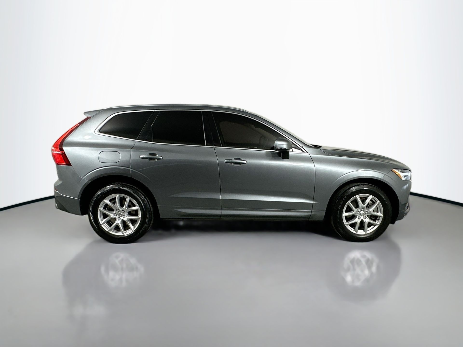 2021 Volvo XC60 T6 Momentum photo 4