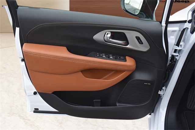 2025 Chrysler Pacifica Pinnacle photo 10