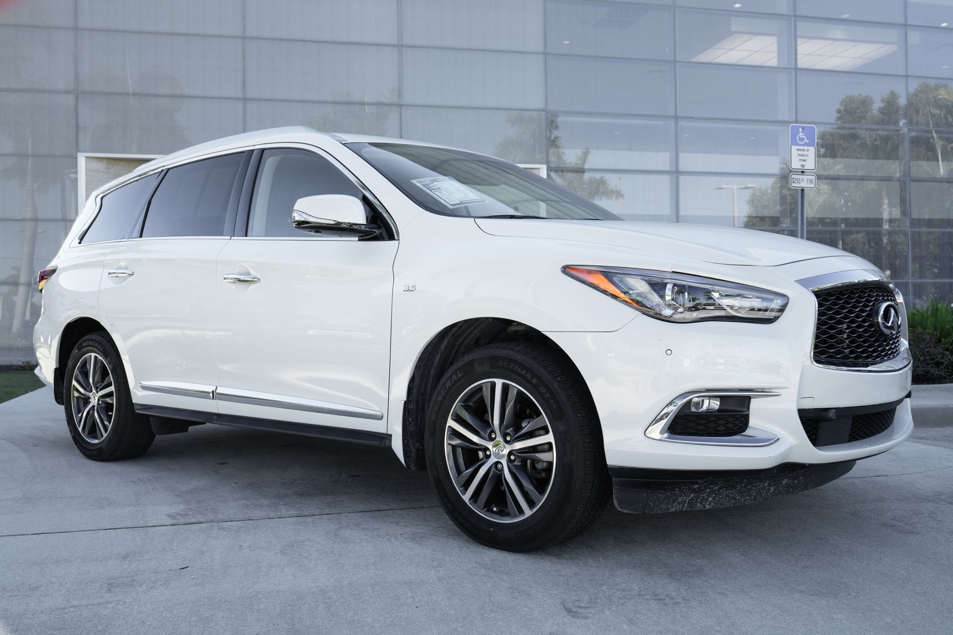 2019 Infiniti QX60 Luxe photo 2
