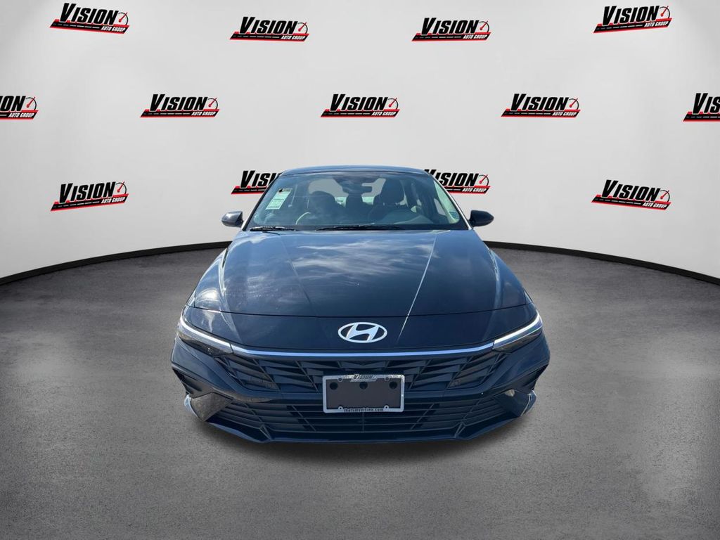 2024 Hyundai Elantra SE photo 2