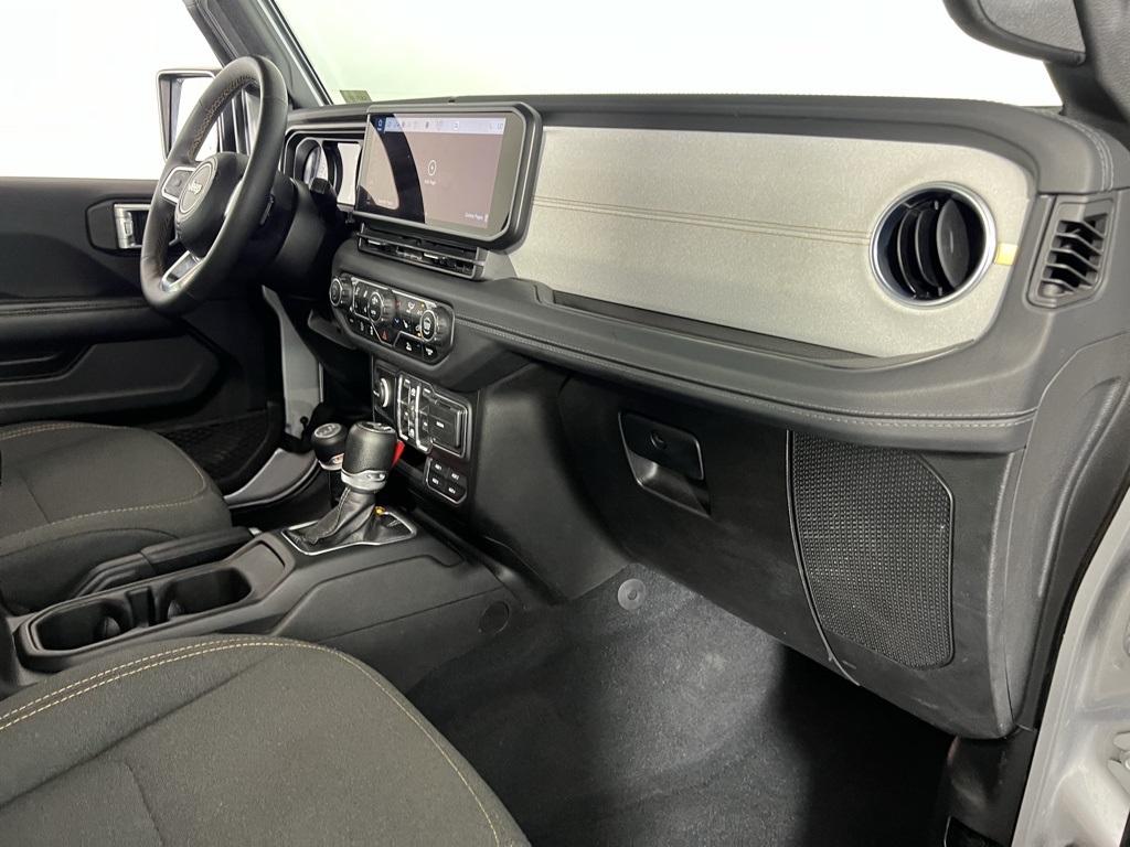 2024 Jeep Wrangler Sahara photo 28