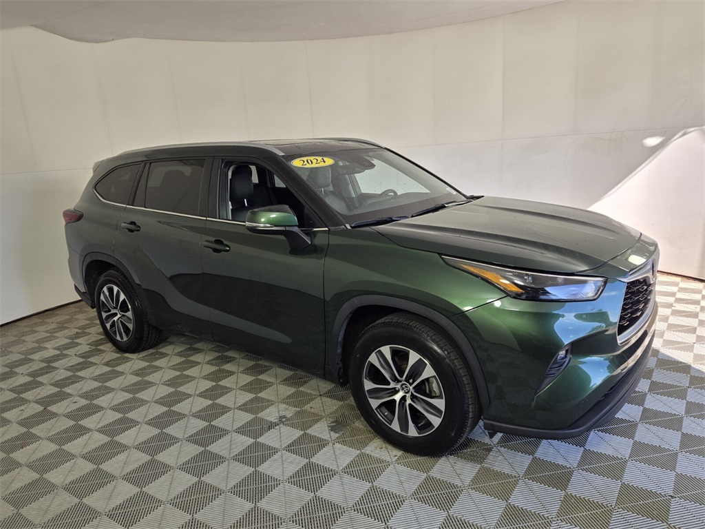 2024 Toyota Highlander LE photo 2