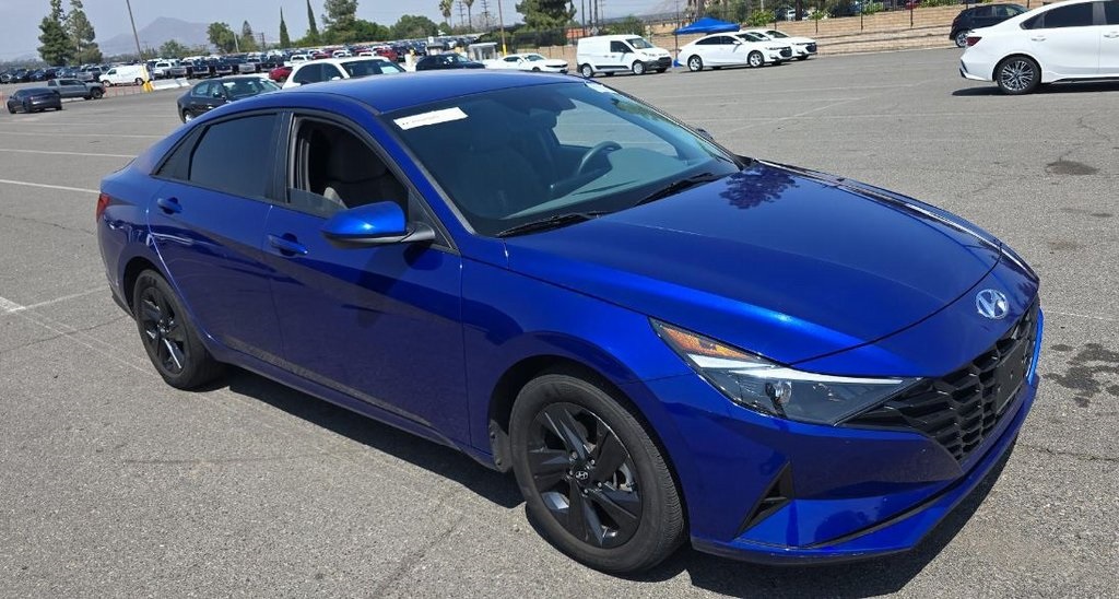 2023 Hyundai Elantra SEL photo 3