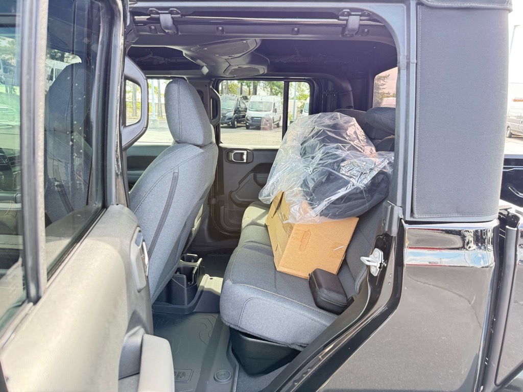 2025 Jeep Gladiator Willys photo 4