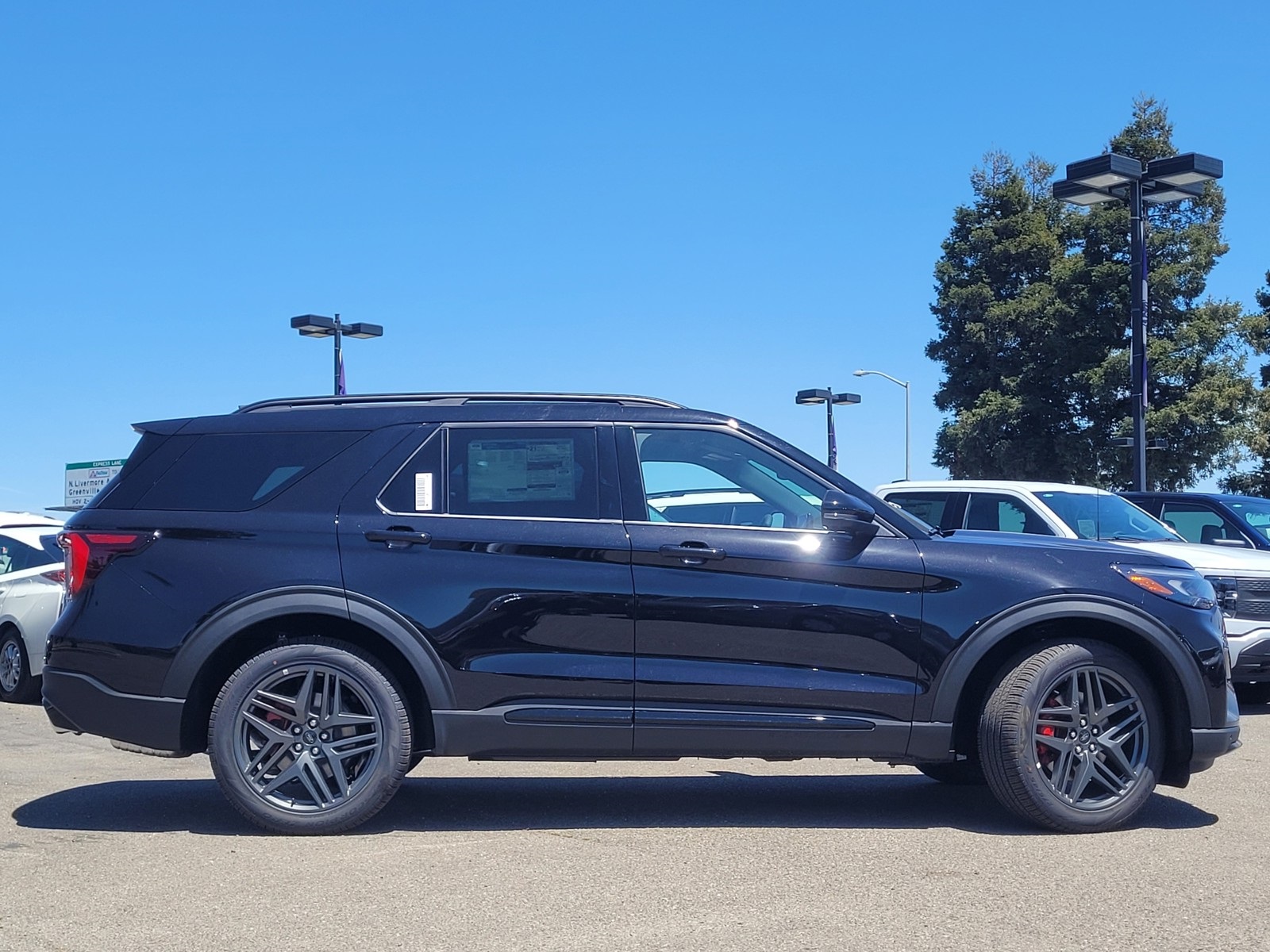 2025 Ford Explorer ST photo 3