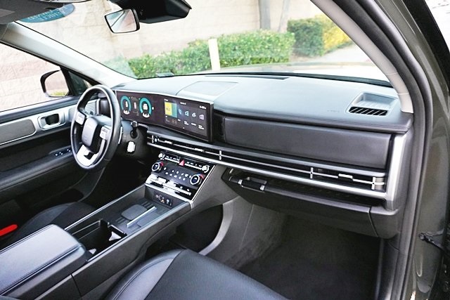 Used 2025 Green Hyundai SEL image 9