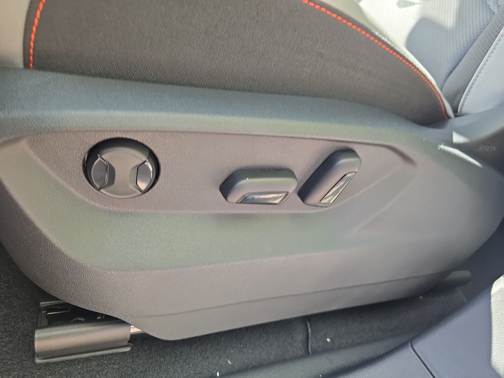 2025 Volkswagen Atlas Peak Edition SE photo 3