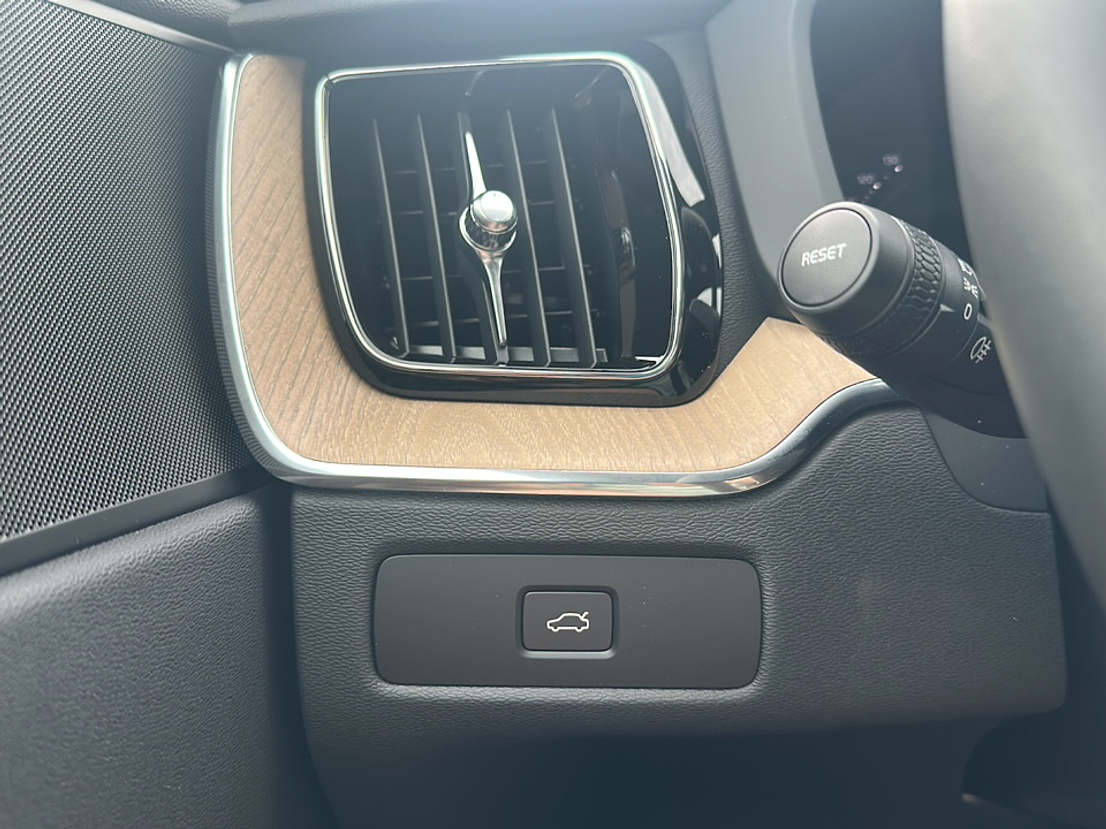 2026 Volvo XC60 B5 Plus photo 13