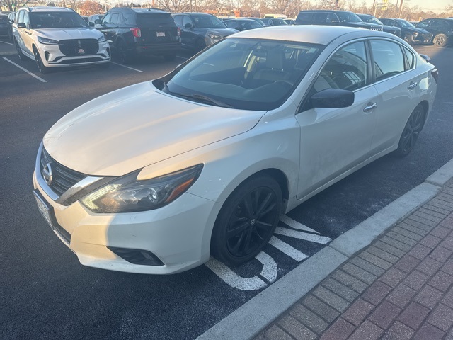 2017 Nissan Altima SR's photo