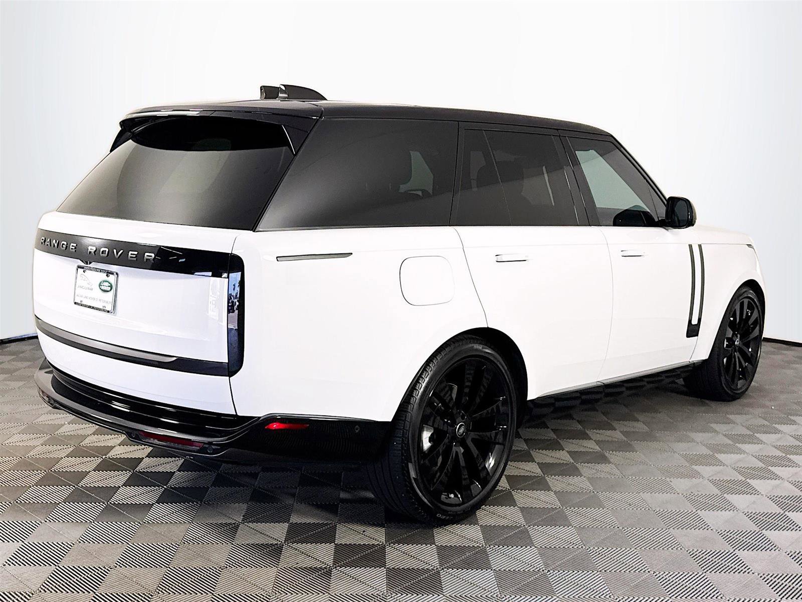 2022 Land Rover Range Rover SE photo 3