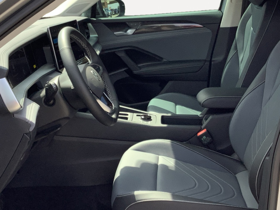 2025 Volkswagen Tiguan SE photo 20