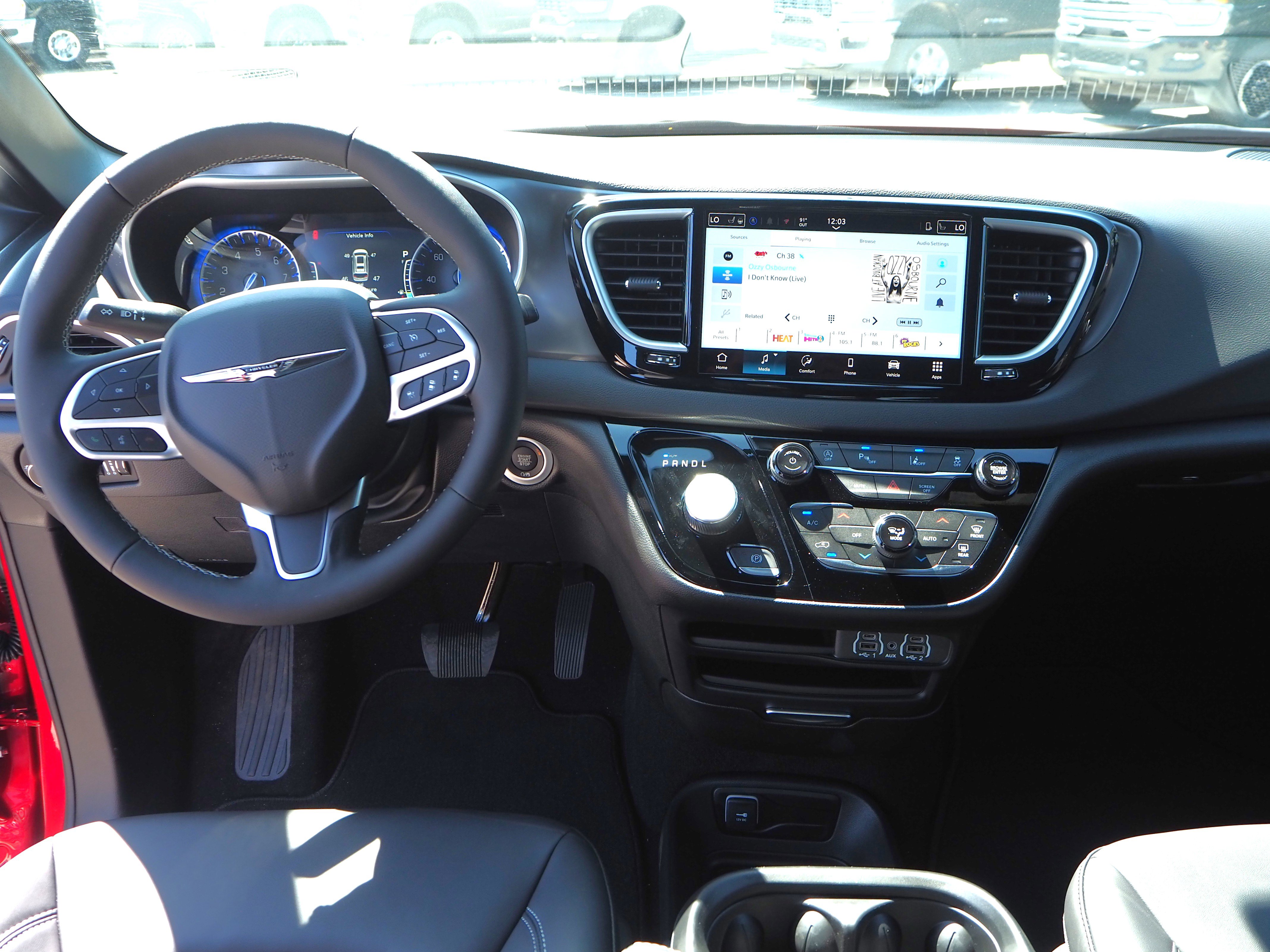 2025 Chrysler Voyager LX photo 3