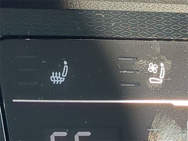 2025 Volkswagen Taos SEL photo 19