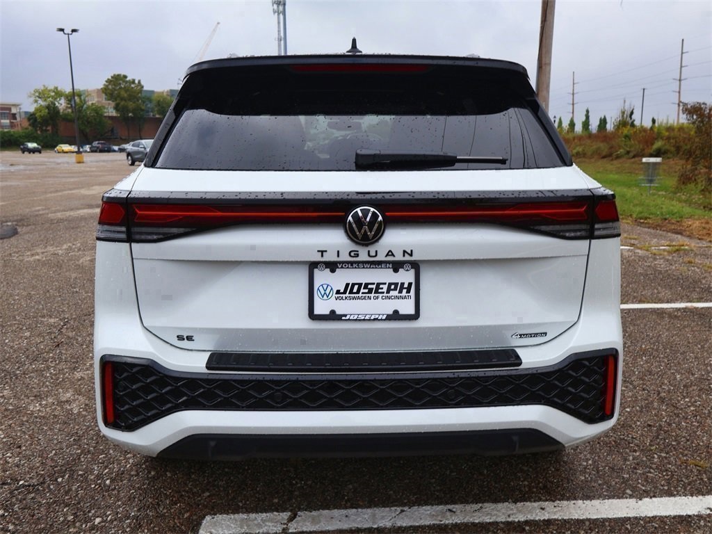 2025 Volkswagen Tiguan SE R-Line Black photo 4