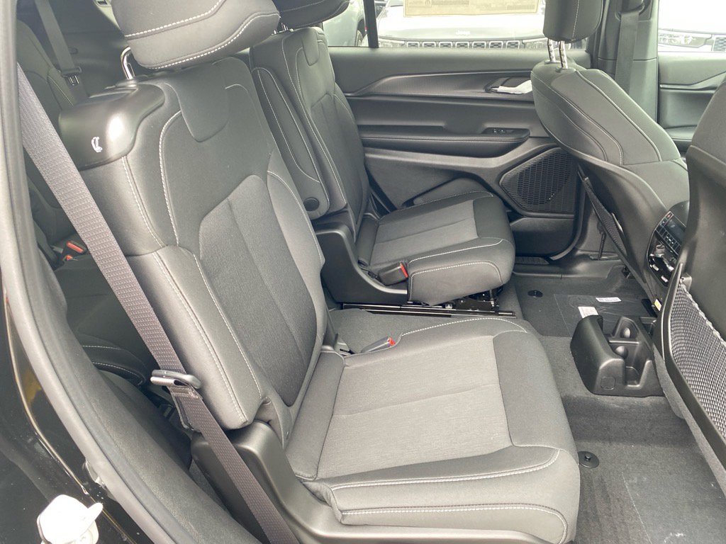 2025 Jeep Grand Cherokee Laredo X photo 11