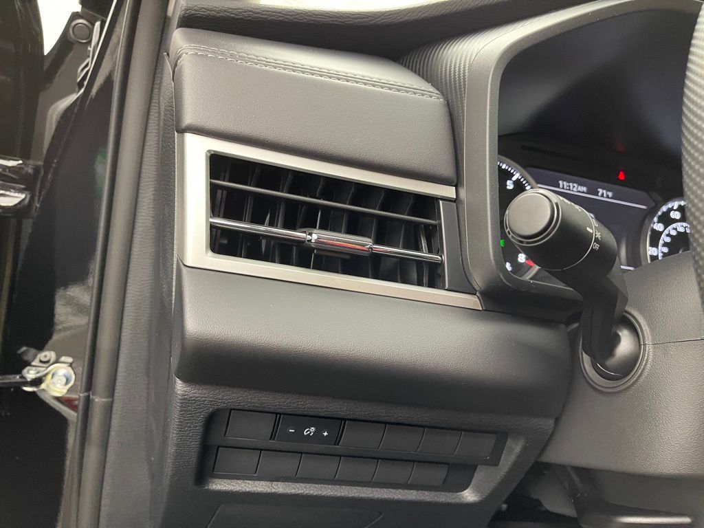 2025 Mitsubishi Outlander ES photo 3