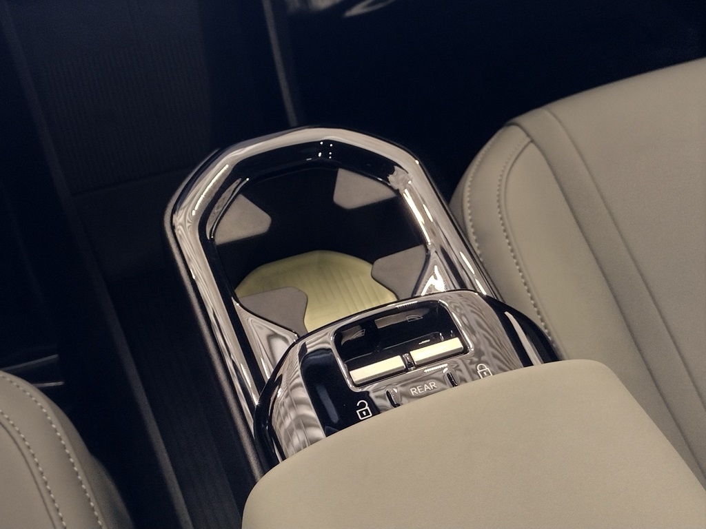 2025 VOLVO EX30 - Image 15