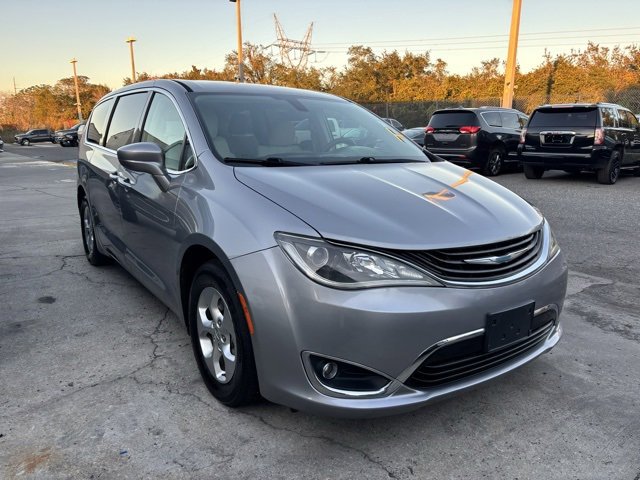 2017 Chrysler Pacifica Touring Plus photo 2