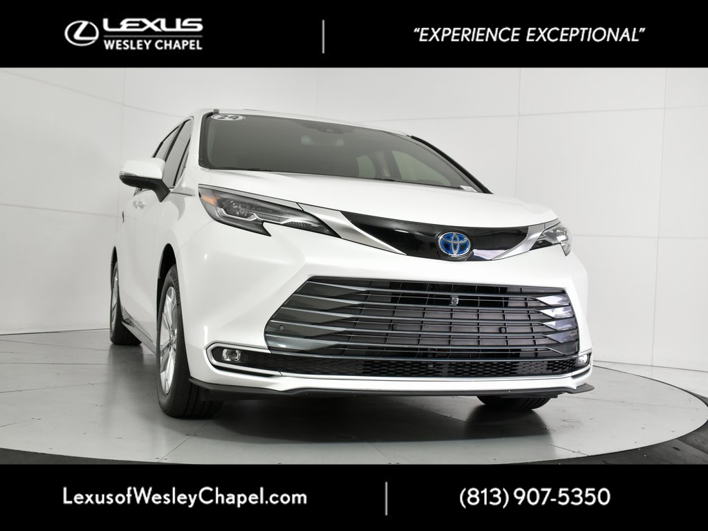 2024 Toyota Sienna Platinum's photo