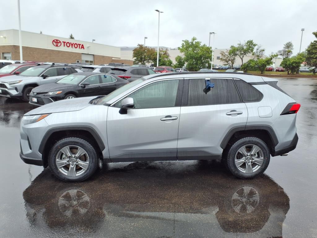 2024 Toyota RAV4 XLE photo 4