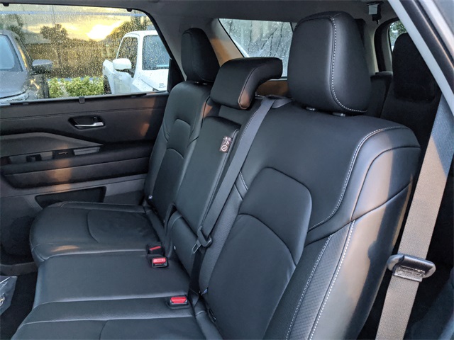 2025 Nissan Pathfinder SL photo 11