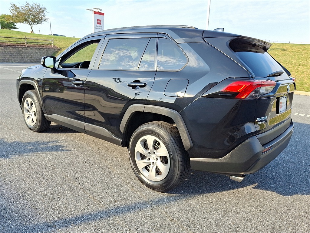 2021 Toyota RAV4 LE photo 4