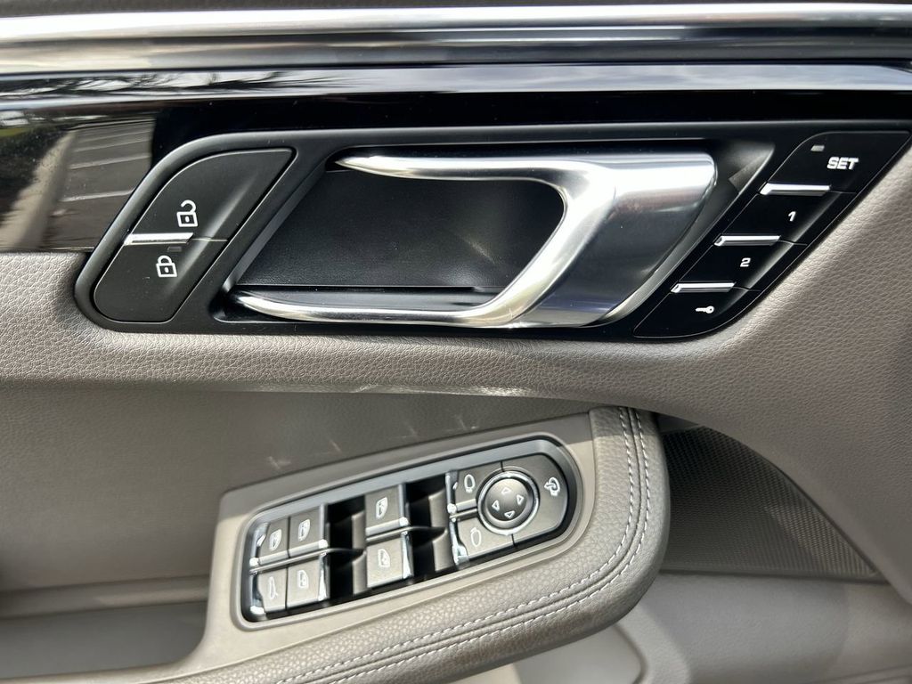 2025 Porsche Macan Base photo 17