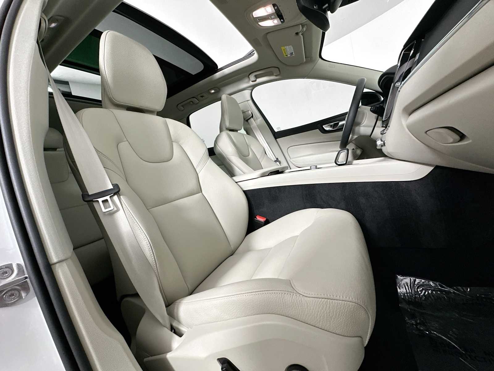 2025 Volvo XC60 B5 Core photo 24