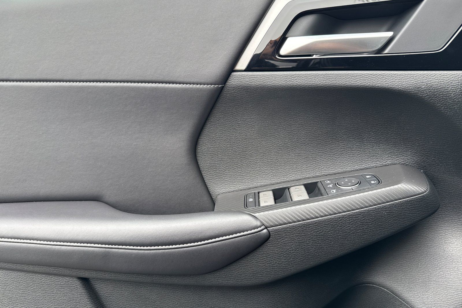 2025 Mitsubishi Outlander PHEV SE photo 10