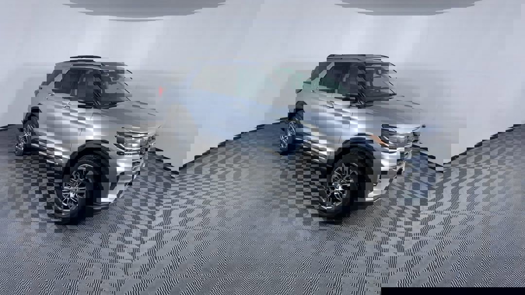 2025 Ford Explorer photo 2