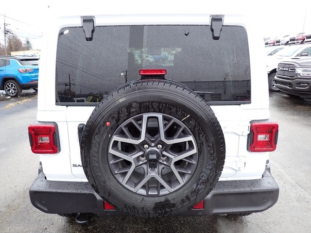 2025 Jeep Wrangler Sahara photo 4
