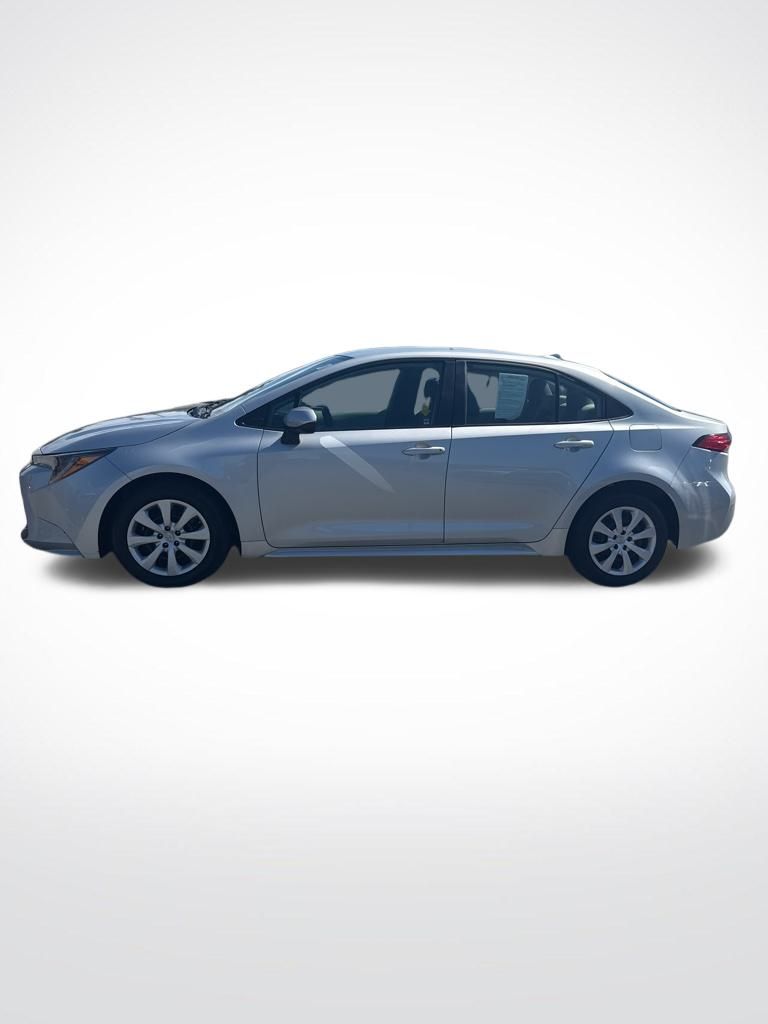 2022 Toyota Corolla LE photo 2