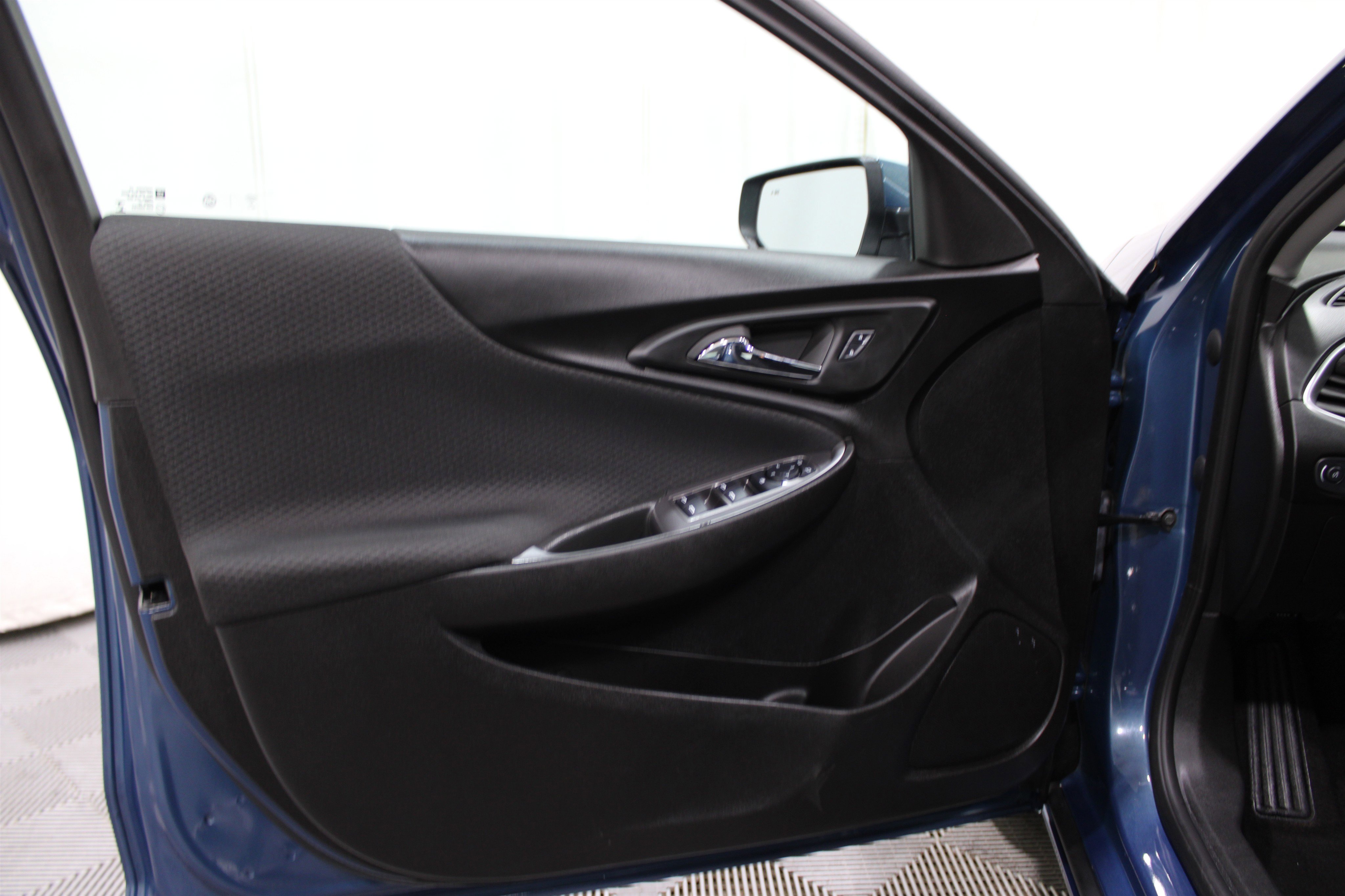 2025 Chevrolet Malibu LS photo 3