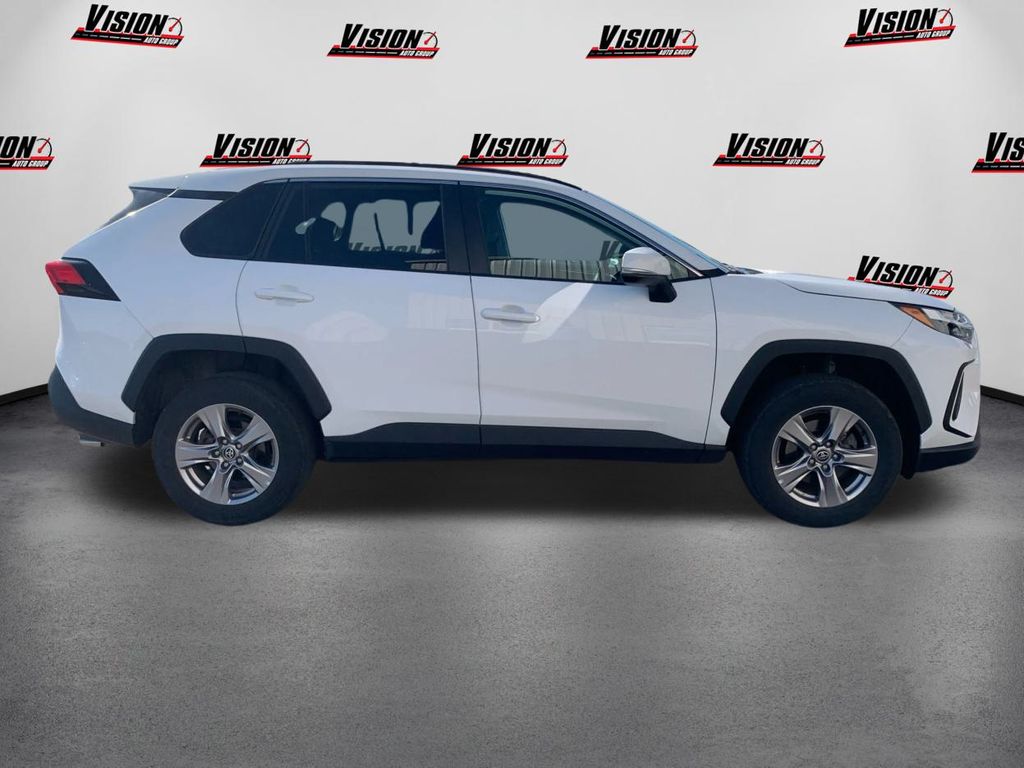 2022 Toyota RAV4 XLE photo 4