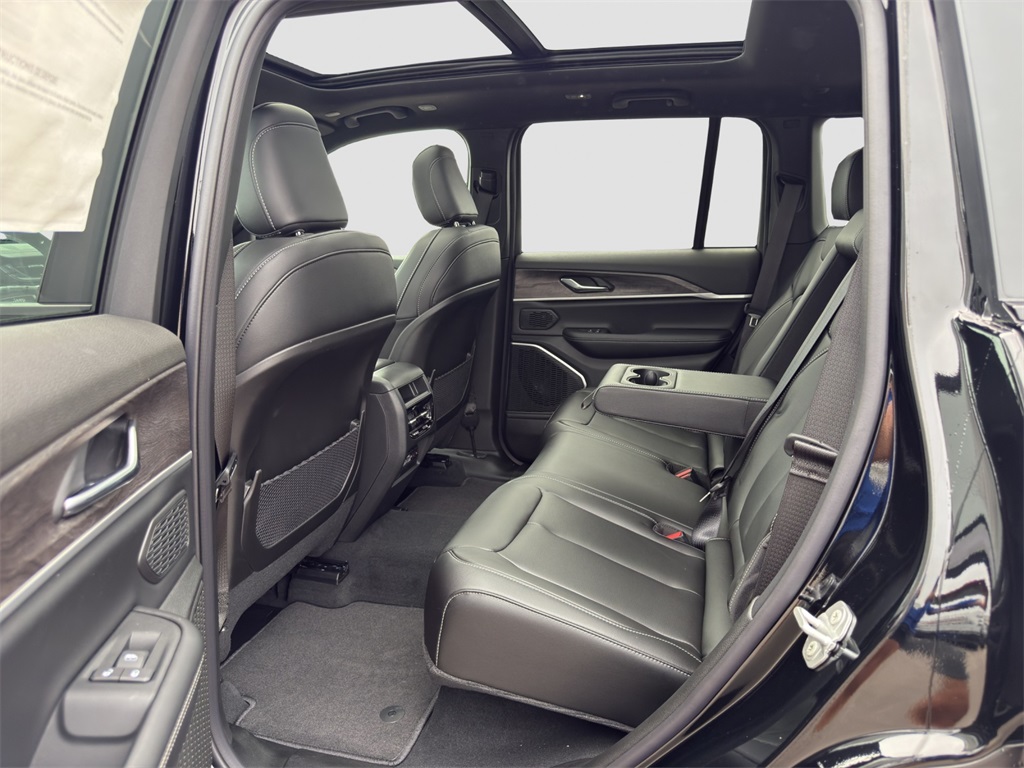 2025 Jeep Grand Cherokee Limited photo 13