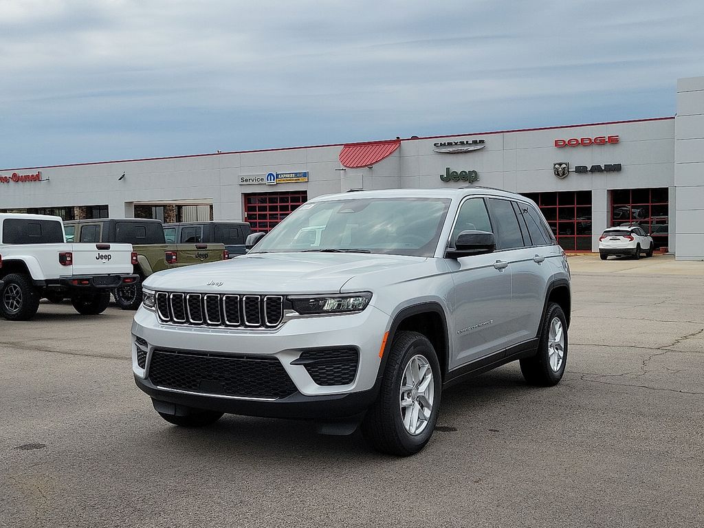 2025 Jeep Grand Cherokee Laredo X photo 2