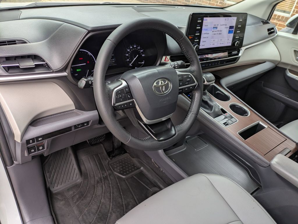 2022 Toyota Sienna XLE photo 10