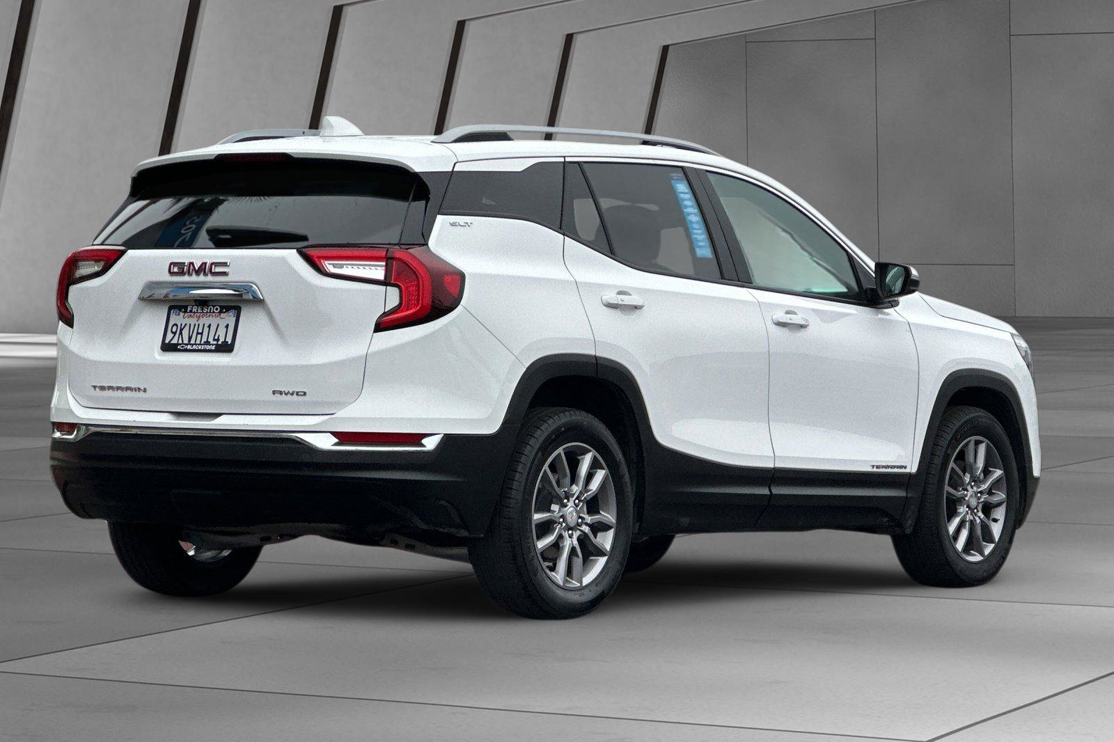 2024 Gmc Terrain SLT photo 2