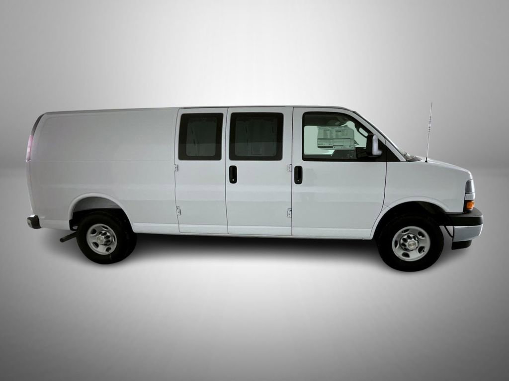 2025 Chevrolet Express Cargo 3500 photo 4