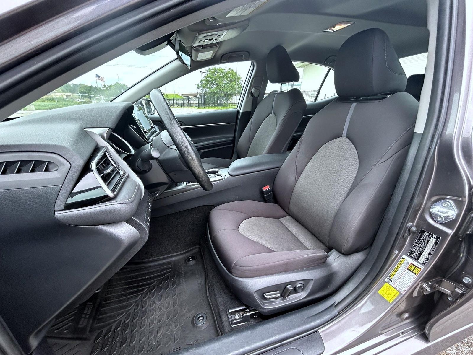 2022 Toyota Camry Hybrid LE photo 7
