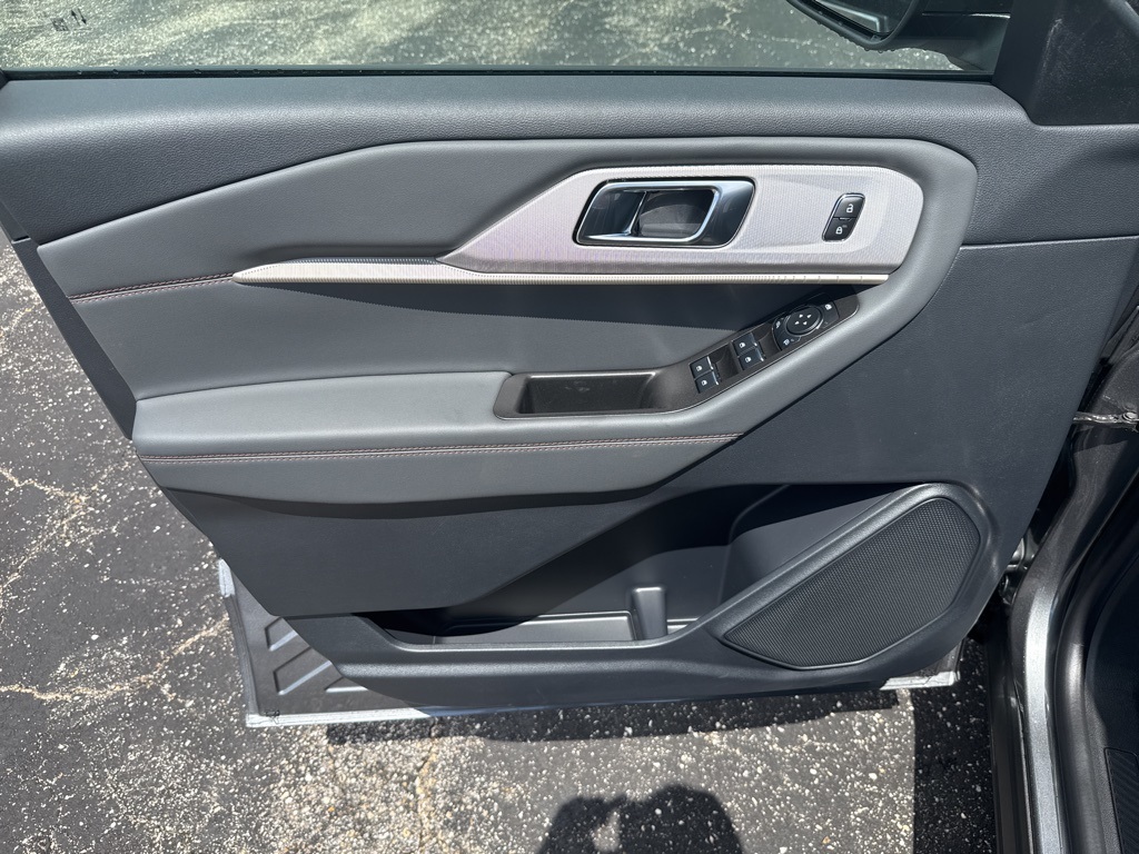 2025 Ford Explorer photo 27