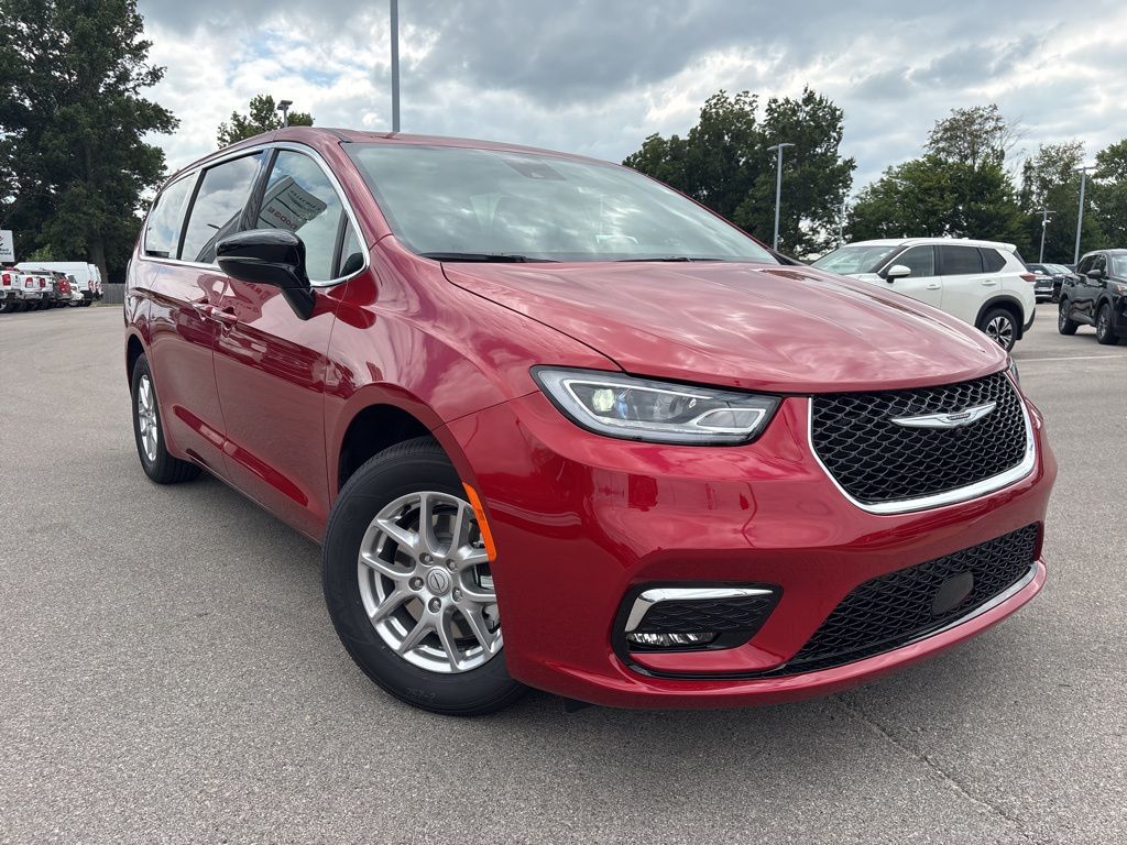 2026 Chrysler Pacifica Select's photo