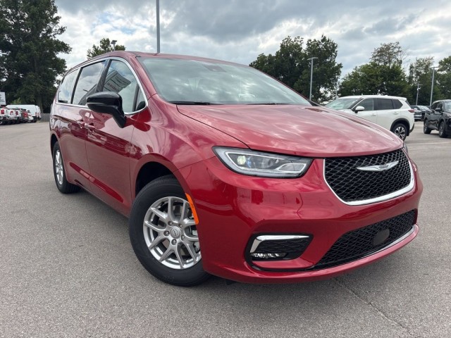 2026 Chrysler Pacifica Select's photo