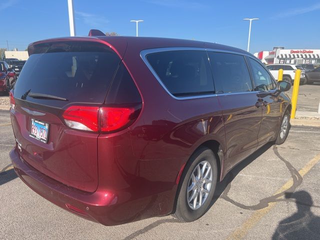 2018 Chrysler Pacifica Touring photo 5