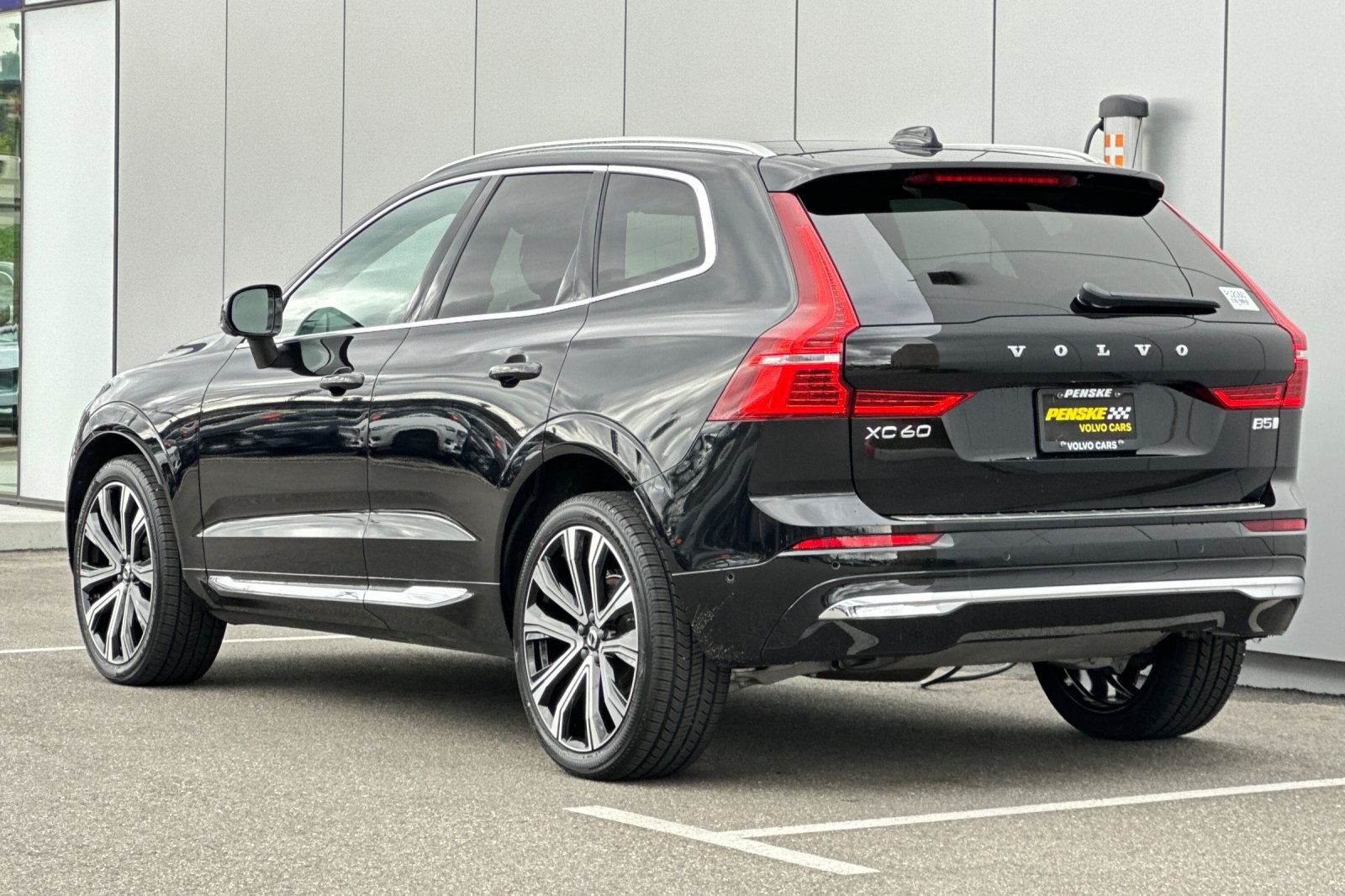 2023 Volvo XC60 B5 Ultimate photo 2