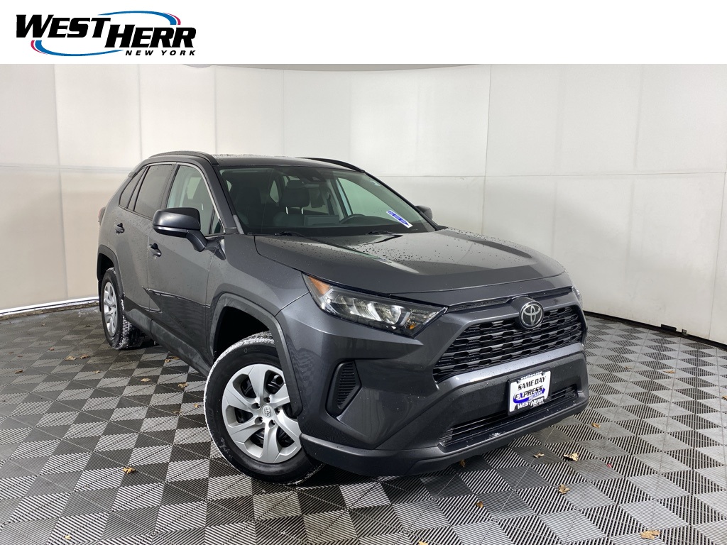 2021 Toyota RAV4 LE's photo
