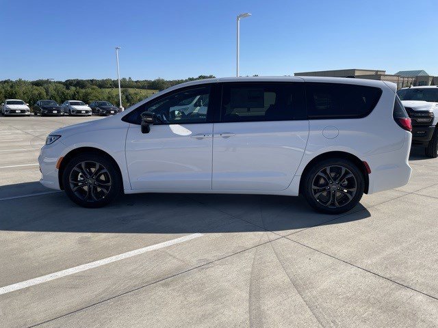 2026 Chrysler Pacifica photo 2