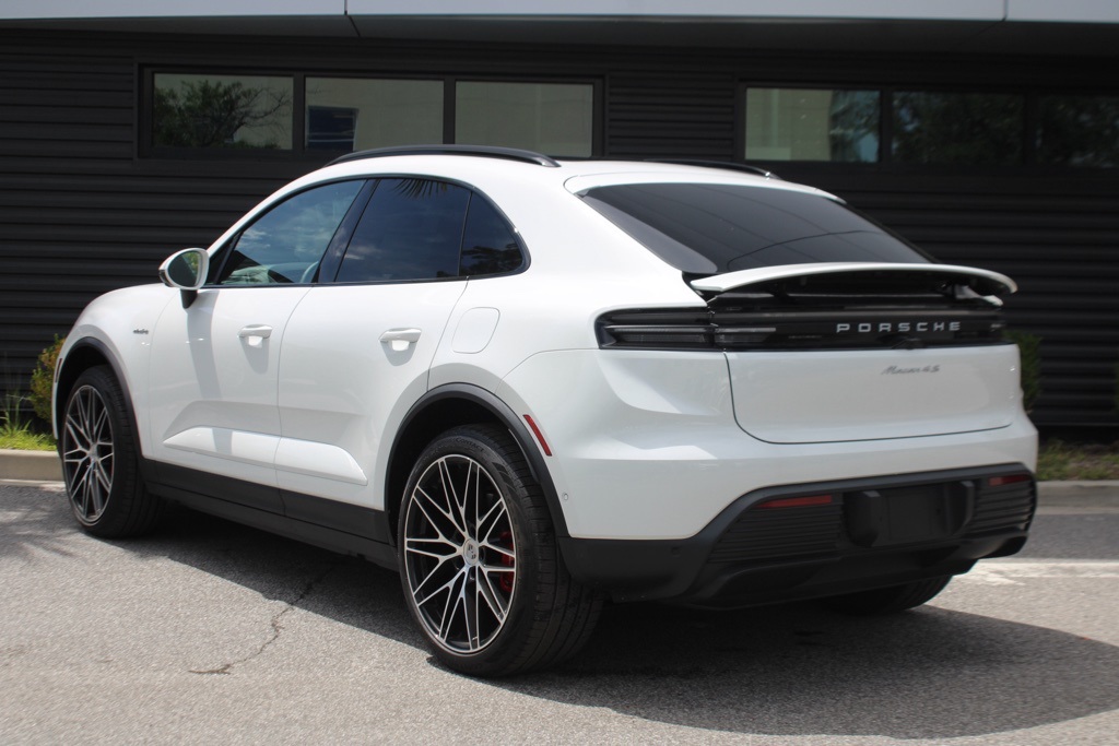 2025 Porsche Macan Electric photo 3