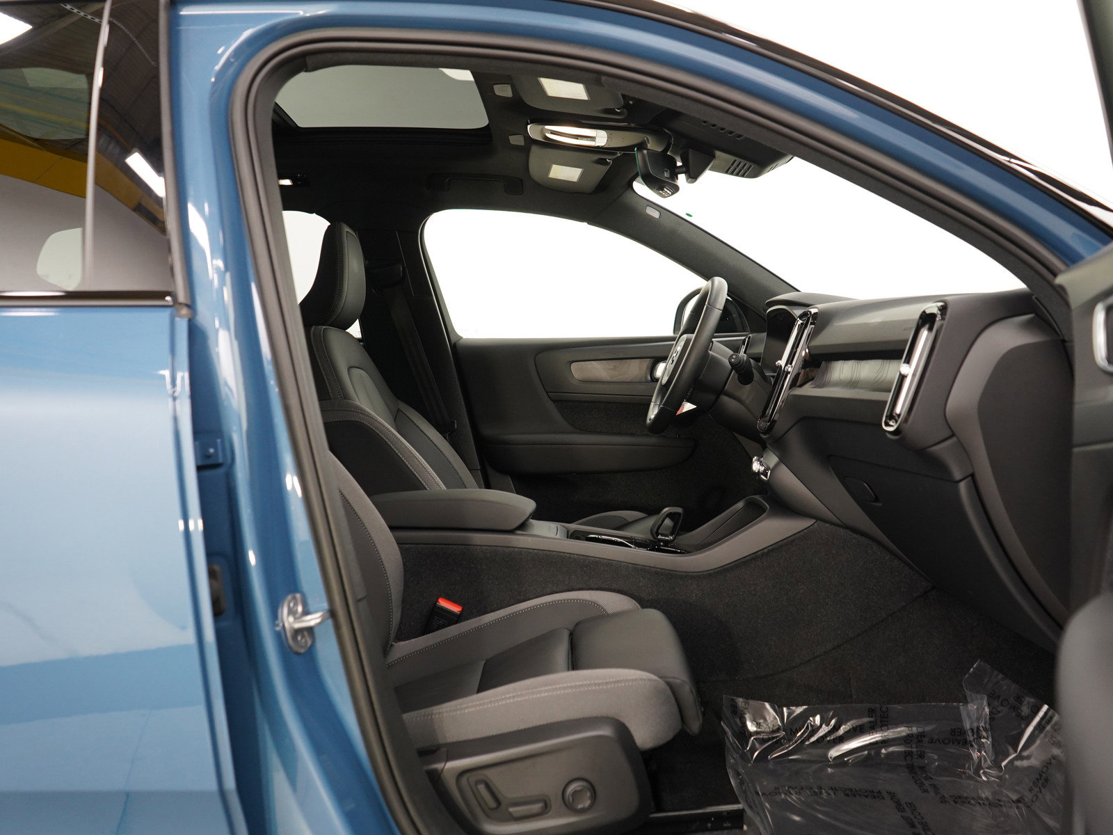 2023 Volvo XC40 Recharge Twin Plus photo 10